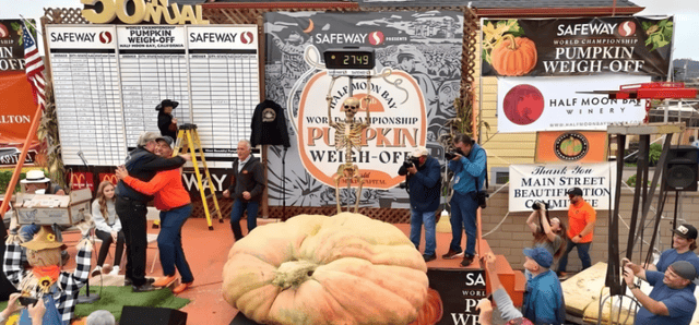 第52届世界南瓜大赛赢2万美元奖金麻将胡了1064公斤!美国男子夺冠(图6) 第52届世界南瓜大赛赢2万美元奖金麻将胡了1064公斤!美国男子夺冠(图6)