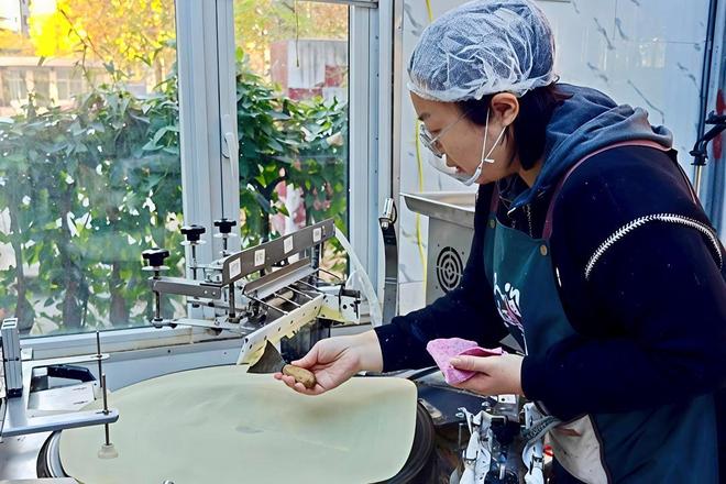 领到“煎饼女王”！她们用一张杂粮饼摊出逆袭人生PG麻将胡了免费试玩模拟器你的样子｜从失业白(图5)