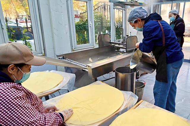 饼女王”！她们用一张杂粮饼摊出逆袭人生PG电子麻将胡了模拟器从失业白领到“煎(图1)